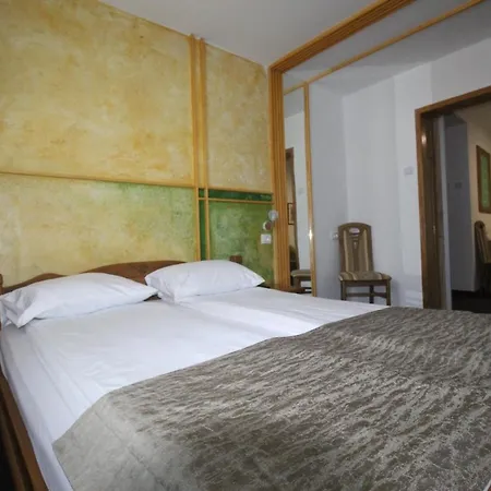 Hotel Pansion Stari Grad 3*